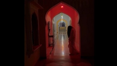 The image, taken from the Twitter video, shows the woman dressed up as Bhool Bhulaiyaa’s Manjulika. (Twitter/@prishafknwalia)