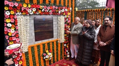 UT administrator Banwarilal Purohit inaugurating the horticulture waste processing plant in the presence of Chandigarh MP Kirron Kher, adviser Dharam Pal and mayor Sarbjit Kaur (Keshav Singh/HT)