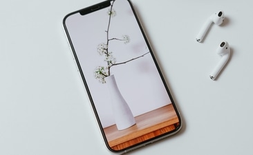 Wireless earphones are user-friendly and popular these days. (Pexels)