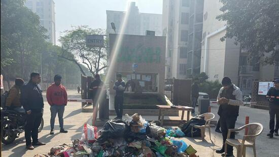 Society fails to segregate garbage, MCG leaves mixed waste at entrance
