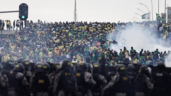 Security forces stand guard as Bolsanaro supporters demonstrate against President Lula da Silva, in Planalto Palace, in Brasilia, on January 8. Lula met with the leaders of both houses of Congress and the chief justice of the Supreme Court, and condemned what many called the South American country's version of the US Capitol riots in Washington, AFP reported. (Ueslei Marcelino / Reuters)