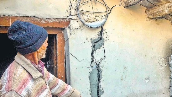 Amid Joshimath crisis, cracks appear on houses in Uttarakhand's Karnaprayag  | Latest News India - Hindustan Times