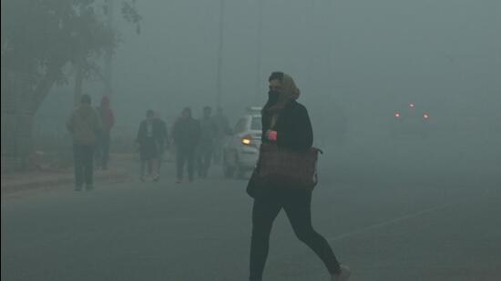 At NH 48 in New Delhi on Tuesday. Experts say for the current spell, a similar meteorological phenomenon as then is to blame: thermal inversion. (Vipin Kumar/HT Photo) At NH 48 in New Delhi on Tuesday. Experts say for the current spell, a similar meteorological phenomenon as then is to blame: thermal inversion. (Vipin Kumar/HT Photo)