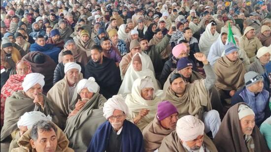 Cane growers from across Haryana converged onto Karnal’s new grain market on Tuesday to attend the mahapanchayat called to work out a strategy to press for a hike in the state advised price (SAP) for sugarcane. (HT File)