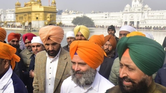 Congress leader Rahul Gandhi on Tuesday paid obeisance at the Golden Temple in Amritsar before the Bharat Jodo Yatra's Punjab leg. (HT Photo/Sameer Sehgal)