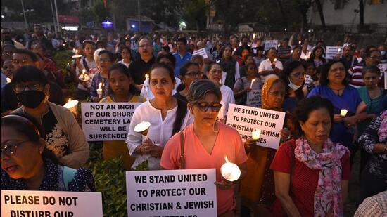 Mumbai, India - January 10, 2023: As a mark of protest against BMC's notice to acquire land from the century-old St. Peter's Seaside Cemetery for road widening, the Mumbai Catholic Sabha along with Christian community members hold a silent candle light prayer march starting from the main gate of St. Peter's Church to the attached cemetery, at Kadeshwari Mandir Marg, Bandra (West), in Mumbai, India, on Tuesday, January 10, 2023. (Photo by Vijay Bate/HT Photo) (HT PHOTO)