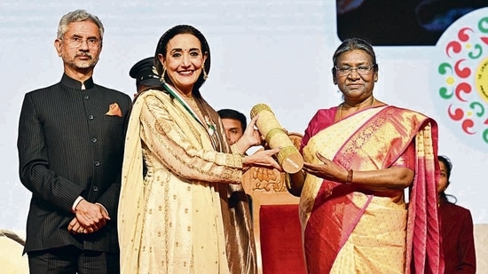 President Droupadi Murmu confers Pravasi Bhartiya Samman Awards on Israel's Reena Vinod Pushkarna during the 17th Pravasi Bharatiya Divas Convention, in Indore on Tuesday. External affairs minister S Jaishankar is also seen. (PTI)