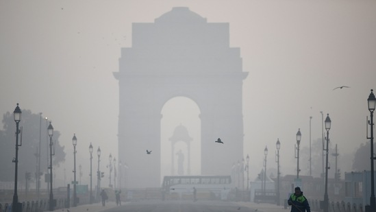 Delhi's AQI worsens, plunges into ‘severe’ category Delhi's AQI worsens, plunges into ‘severe’ category