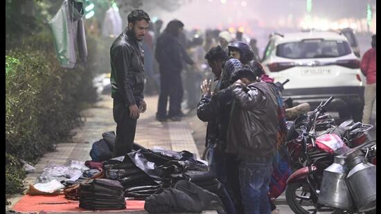 Winter wear buyers throng makeshift shops In Lucknow (Photo: Deepak Gupta/HT)