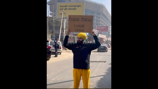 Social activist Harteerath Singh Ahluwalia with the heartwarming placard. (Instagram/@harteerathsingh)