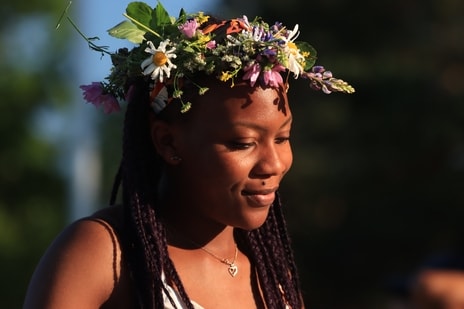 Instead of using unsustainable and expensive accessories, adorn your beautiful locks with flowers because you can never go wrong with flowers and they are both environmentally friendly and affordable(Pexels)