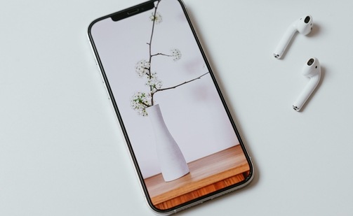 Wireless earphones are user-friendly and popular these days. (Pexels)