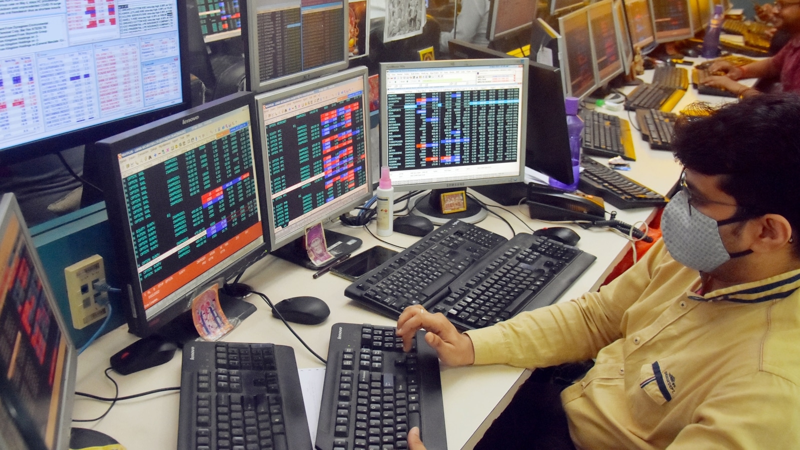 Opening Bell Markets Trade In Red As Sensex Slumps To 59 806 Nifty At 17 824 Hindustan Times