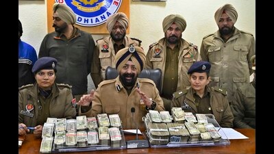 4 Sri Lankans arrested for stealing ₹57.40 lakh from car (HT Photo) 4 Sri Lankans arrested for stealing ₹57.40 lakh from car (HT Photo)