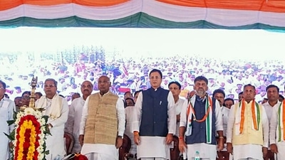 Cong promises 200 units free electricity for households in Karnataka (Mallikarjun Kharge Twitter) Cong promises 200 units free electricity for households in Karnataka (Mallikarjun Kharge Twitter)