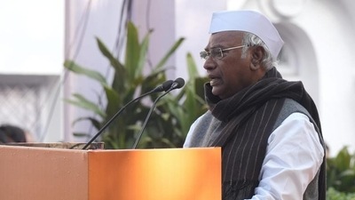 Bharat Jodo Yatra: Kharge invites 21 like-minded parties to join concluding function of Bharat Jodo Yatra. (File) Bharat Jodo Yatra: Kharge invites 21 like-minded parties to join concluding function of Bharat Jodo Yatra. (File)