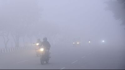 Dense fog envelopes Lucknow on Wednesday morning. (Deepak Gupta/ht)