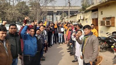 Lawyers on protest at the registry office in sector 33, Noida on Wednesday. (HT Photo) Lawyers on protest at the registry office in sector 33, Noida on Wednesday. (HT Photo)