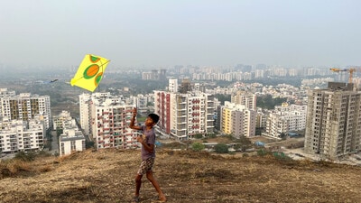 MSEDCL has urged people to be cautious of low-voltage power lines, feeder pillars and other electrical systems while flying a kite on the occasion of Makar Sankranti. (HT PHOTO)
