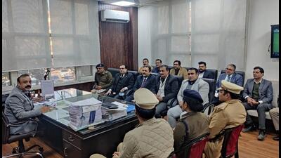 On Tuesday, police held a meeting with the senior security heads of private hospitals after the latter claimed that many patients from foreign countries are not willing to come to Gurugram for treatment because of the snatching menace. (HT Photo) On Tuesday, police held a meeting with the senior security heads of private hospitals after the latter claimed that many patients from foreign countries are not willing to come to Gurugram for treatment because of the snatching menace. (HT Photo)