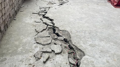 Wide cracks developed in a house due to land subsidence in Joshimath. (HT photo) Wide cracks developed in a house due to land subsidence in Joshimath. (HT photo)