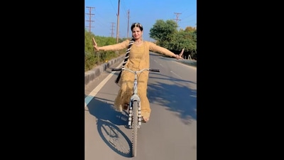 Woman dances while riding a bicycle. (Instagram/@sarthak_aastha) Woman dances while riding a bicycle. (Instagram/@sarthak_aastha)