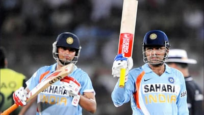 Former India opener Virender Sehwag (R)