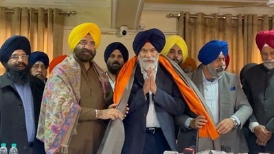 Darshan Dhaliwal (centre) being felicitated by BJP leader Manjinder Singh Sirsa at Conference Hall, Gurudwara Rakabganj Sahib on Wednesday. (source:Twitter/@mssirsa)