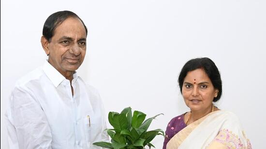 A Santhi Kumari during a meeting chief minister K Chandrasekhar Rao in Telangana. (HT Photo) A Santhi Kumari during a meeting chief minister K Chandrasekhar Rao in Telangana. (HT Photo)