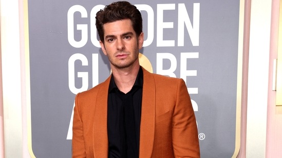 Andrew Garfield attends the 80th Annual Golden Globe Awards dressed in a statement-making dusty orange pantsuit and a black shirt styled with a matching knot tie.&nbsp;(REUTERS)