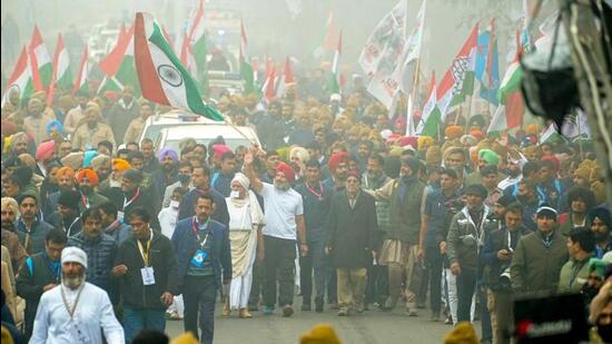 Congress leader Rahul Gandhi began the Punjab leg of his Bharat Jodo Yatra from Sirhind in Fatehgarh Sahib district on Wednesday morning. Former Aam Aadmi Party leader Dr Dharamvira Gandhi also joined him. (HT Photo)