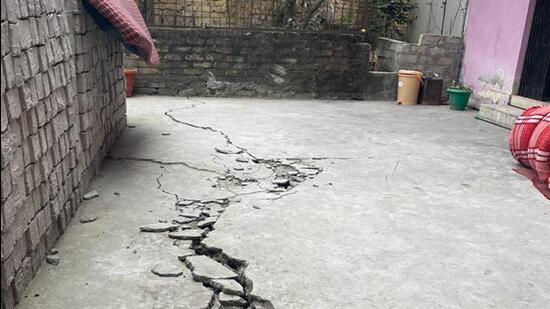 Cracks in houses in Singh Dhar ward of Joshimath town which are yet to be declared unsafe by the district administration (HT photo | Rajeev Kala)