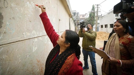 Enumerator staff marks a house during the first phase of caste-based census in Bihar state at Chhajjubagh in Patna on Saturday. (Santosh Kumar/HT) Enumerator staff marks a house during the first phase of caste-based census in Bihar state at Chhajjubagh in Patna on Saturday. (Santosh Kumar/HT)