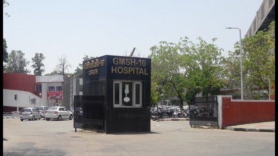 In a huge respite for patients, Government Multi-Specialty Hospital (GMSH), Sector-16, Chandigarh, will provide free-of-cost treatment to patients of trauma, stroke and myocardial infarction (heart attack) for the first 24 hours in the hospital’s emergency ward, regardless of their financial status, under the Rogi Kalyan Samiti scheme. (HT File)
