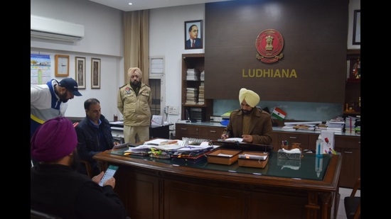PCS officers end mass leave, but offices sans employees (HT)