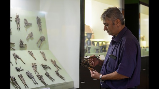 Sudhanva Ranade, director Raja Dinkar Kelkar Museum showcasing artefacts (HT FILE PHOTO)