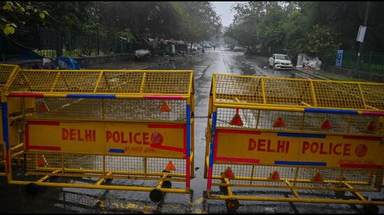 TOPSHOT - A Delhi police barrier blocks a street during a Delhi state-wide weekend curfew imposed by the authorities to curb the spreading of the Covid-19 coronavirus in New Delhi on January 8, 2022. (Photo by Prakash SINGH / AFP) (AFP)