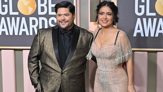US actor Harvey Guillen and US-Mexican actress Salma Hayek pose together at the golden Globes red carpet.&nbsp;(AFP)