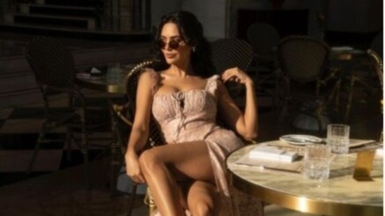 Esha Gupta’s sun kissed pic in a slip dress is giving us all the vintage feels (Instagram/@egupta)