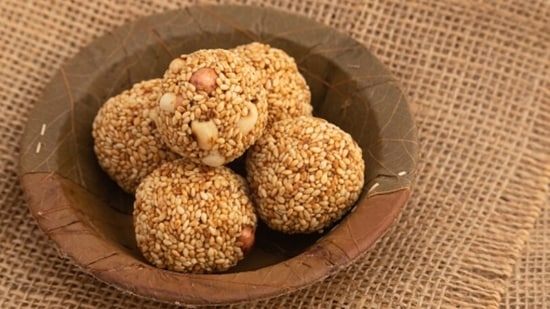 Til-gur laddoos are made with sesame seeds, jaggery, and peanuts. &nbsp;(Unsplash)