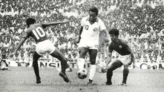 Pele playing for the New York Cosmos against Mohun Bagan(AIFF)