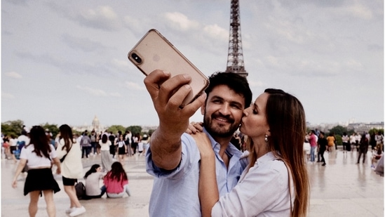 Took this photo in front of the Eiffel tower at sunrise. This wasn't a  snapshot, I asked the two to pose. Any suggestions or ideas would be  appreciated. : r/photocritique