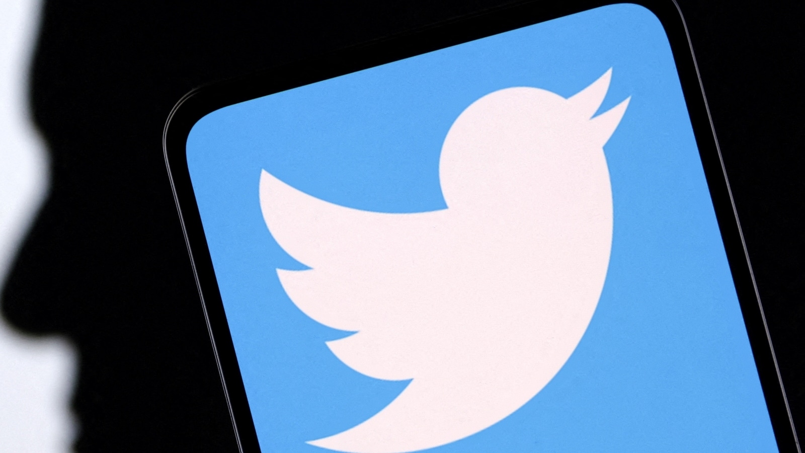 Twitter users on iOS can now swipe between tabs to see recommended tweets