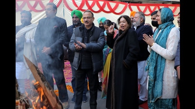 Chandigarh MC officials during the ceremonial bonfire on the occasion of Lohri. (HT Photo)