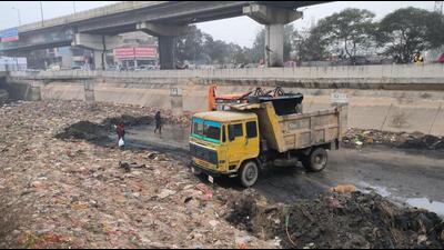 Citing that residents are still dumping waste into the canal, Ludhiana MC chief appealed to the public to support the authorities in keeping the Sidhwan Canal clean, as it is the responsibility of residents to keep the city clean and green (HT PHOTO)