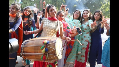Event organisers say they have been getting query calls and pre-booking requests for Punjabi tappe singers and dholis since October last yearr (HT Photo) Event organisers say they have been getting query calls and pre-booking requests for Punjabi tappe singers and dholis since October last yearr (HT Photo)