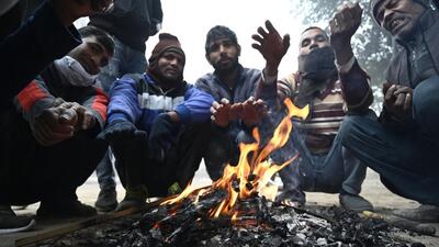 Gurugram, India-January 12, 2023: People sitting around a bonfire to protect themselves from winter on a cold foggy morning at Labour chowk near Bhuteshwar Mandir, in Gurugram, India, on Thursday, 12 January 2023. (Photo by Parveen Kumar/Hindustan Times) Gurugram, India-January 12, 2023: People sitting around a bonfire to protect themselves from winter on a cold foggy morning at Labour chowk near Bhuteshwar Mandir, in Gurugram, India, on Thursday, 12 January 2023. (Photo by Parveen Kumar/Hindustan Times)