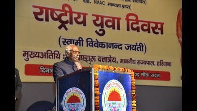 Haryana governor Bandaru Dattatreya said the youth of the state should follow the footprints of Swami Vivekananda so that they can become great citizens and take the country to new heights. (HT Photo)