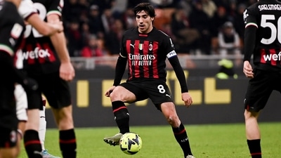 Milan's Sandro Tonali controls the ball during the round of 16 Italian Cup soccer match between AC Milan and Torino FC, at San Siro Stadium in Milan, Italy, Wednesday, Jan. 11, 2023. (Marco Alpozzi/LaPresse via AP) (AP)