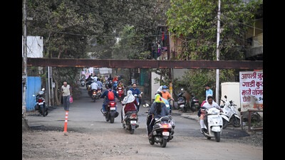 PMC has opened the riverside road passing through the Rajput slum near Mhatre bridge for vehicles . ((Kalpesh Nukte/HT Photo)